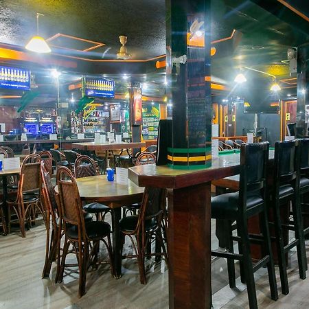 Oyo 722 Slouch Hat Inn Манила Экстерьер фото