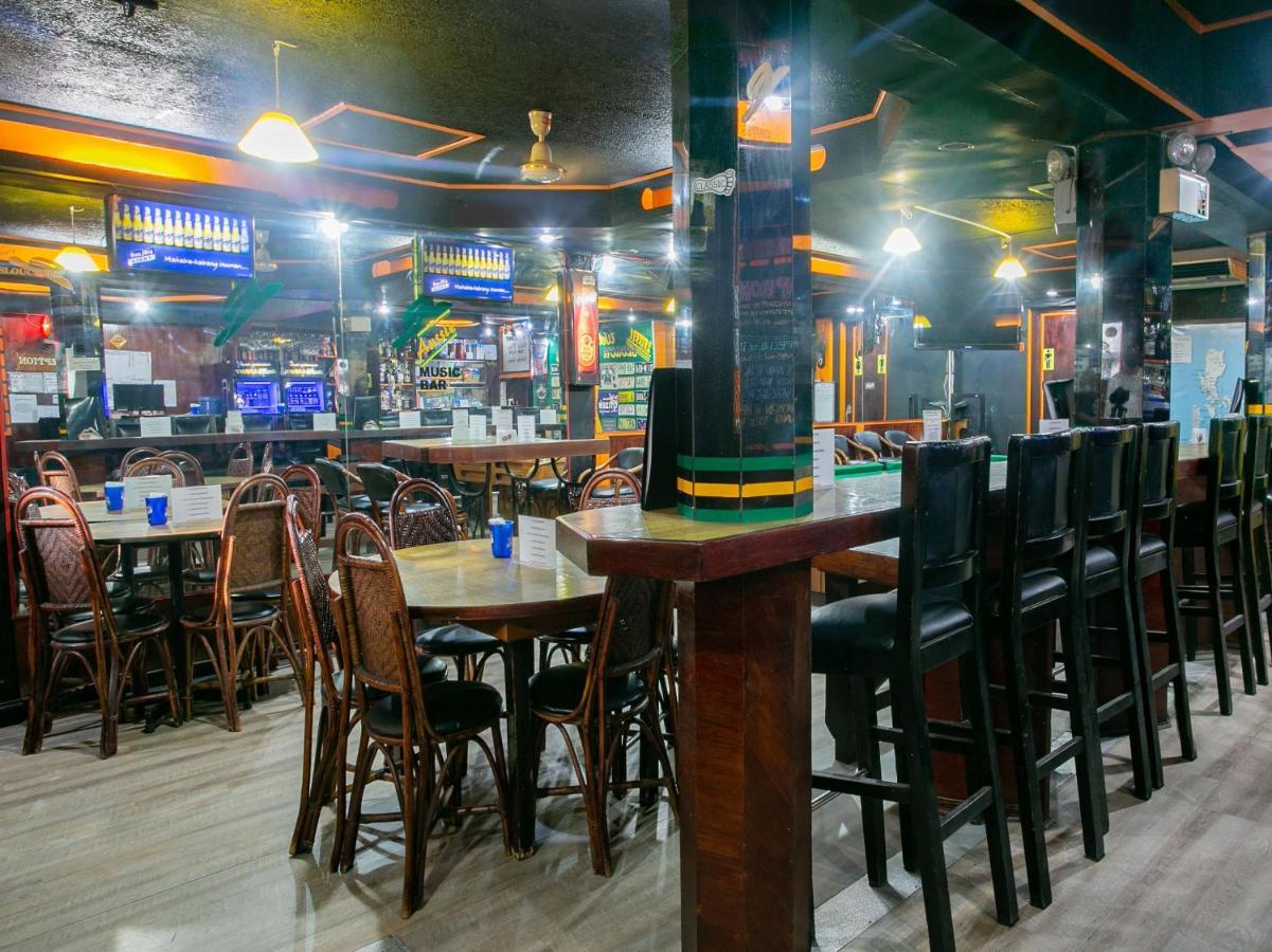 Oyo 722 Slouch Hat Inn Манила Экстерьер фото