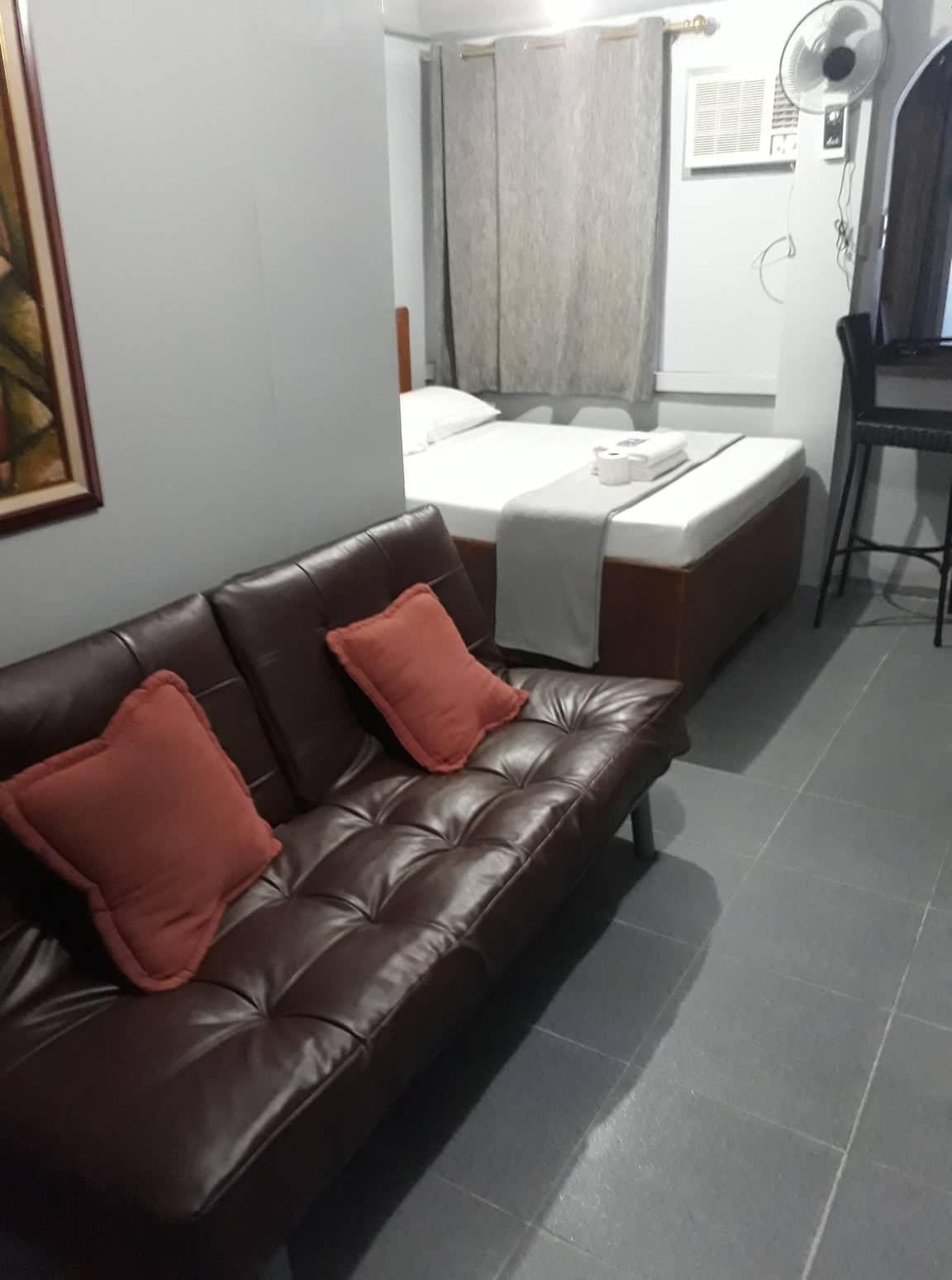 Oyo 722 Slouch Hat Inn Манила Экстерьер фото