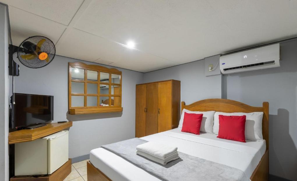 Oyo 722 Slouch Hat Inn Манила Экстерьер фото